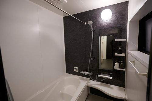 y baño con bañera y lavamanos. en 634 Condo Shinjuku - Vacation STAY 14798v, en Tokio