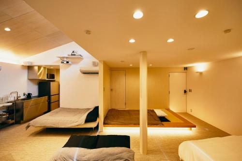 1 dormitorio con 2 camas en una habitación con cocina en 634 Condo Shinjuku - Vacation STAY 14798v, en Tokio