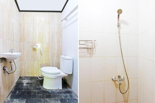 een badkamer met een toilet en een wastafel bij Super OYO 3693 Kopi Klotok Homestay Syariah in Magelang