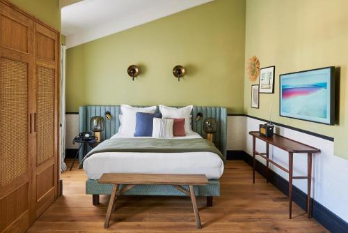 Ultimate Provence Hotel & Spa في لا غارد-فرينيه: غرفة نوم بسرير كبير وارضية خشبية