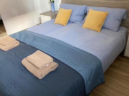 Una gran cama azul con toallas encima. en Inalda en Ełk