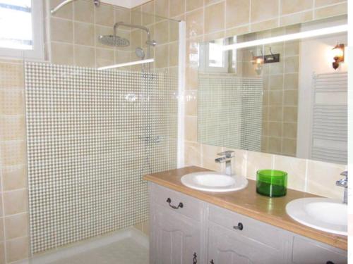La salle de bains est pourvue de 2 lavabos et d'une douche avec un miroir. dans l'établissement villa 10 personnes au soleil, à Cavillargues