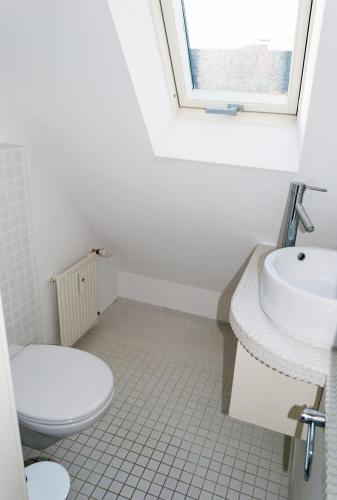 a bathroom with a toilet and a sink at Unter den Sternen in Bottrop