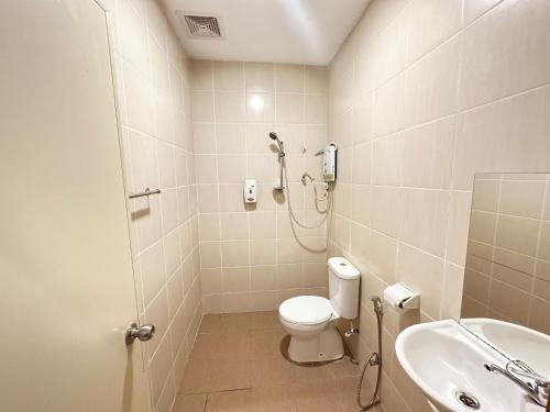 W łazience znajduje się prysznic, toaleta i umywalka. w obiekcie LiLLA Rainforest Retreats by Swing & Pillows w mieście Hulu Langat