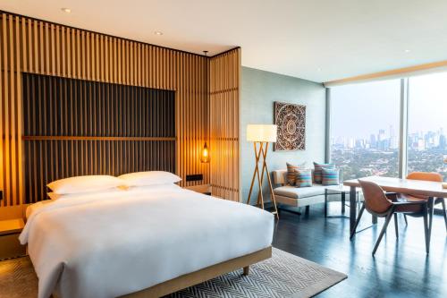 Postel nebo postele na pokoji v ubytování Park Hyatt Jakarta