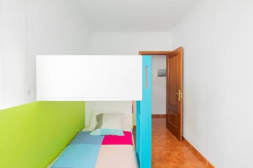 El Balcón De Arinaga في أغويميس: غرفة نوم مع سرير مع جدران ملونة