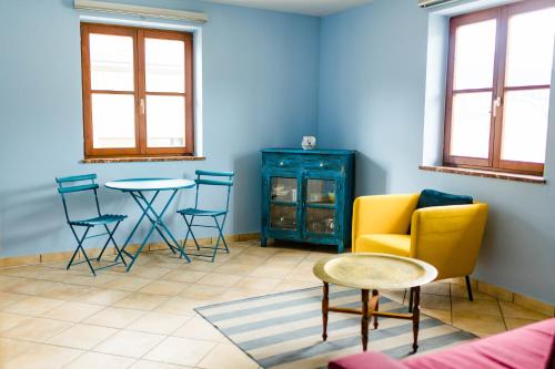 sala de estar con mesa y sillas en Tauglerei Appartement Enzian in den Zauberbergen en Sankt Koloman
