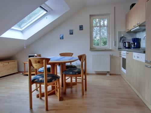 cocina con mesa y sillas en una habitación en Ferienwohnung D3, en Graal-Müritz