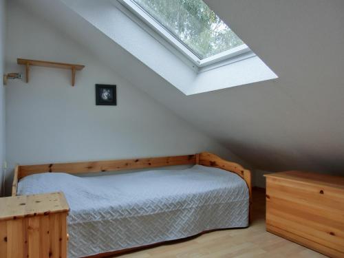 1 dormitorio con 1 cama y tragaluz en Ferienwohnung D3, en Graal-Müritz