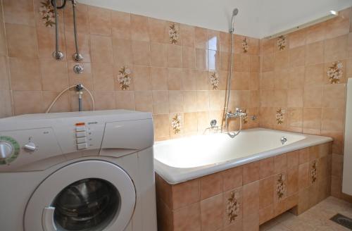 W łazience znajduje się pralka i umywalka. w obiekcie House Slavko 2297 w mieście Grandići