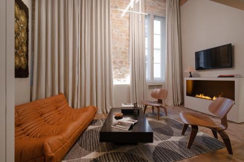 uma sala de estar com um sofá e uma lareira em MiHotel Serlin em Lyon