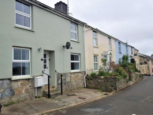 a row of houses on the side of a street at Bells Cottage - 5 min walking distance to train station and town on your doorsteps in St Austell