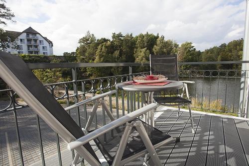 einen Tisch und einen Stuhl auf dem Balkon in der Unterkunft Residenz am Balmer See - BS 57 mit Wellnessbereich in Balm