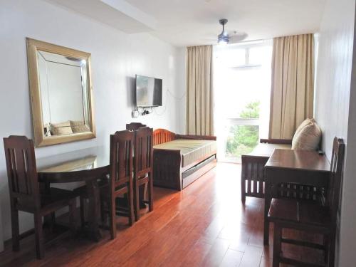 een woonkamer met een tafel en een eetkamer bij Grandview Residences by Vilma near Burnham Park-204 in Baguio