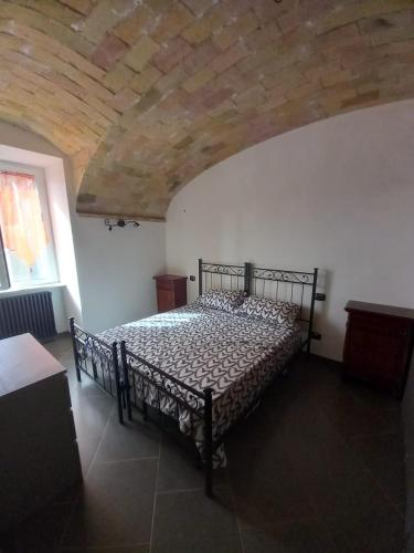 ローマにあるHome Sweet Romeの木製の天井のベッドルーム1室(ベッド1台付)