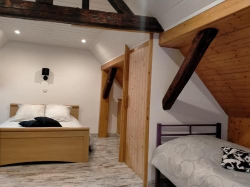 um quarto com uma cama e tectos em madeira em La Casa de Pimpele em Saint-Martin