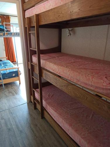 ein paar Etagenbetten in einem Zimmer in der Unterkunft Apartamento Pla d'adet Saint Lary in Saint-Lary-Soulan