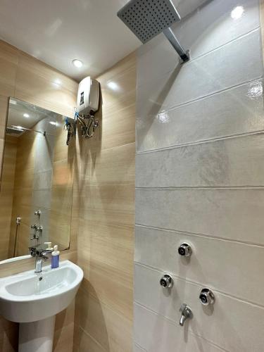 uma casa de banho com um lavatório e um chuveiro em المسك للوحدات الفندقيه الفاخره em Medina