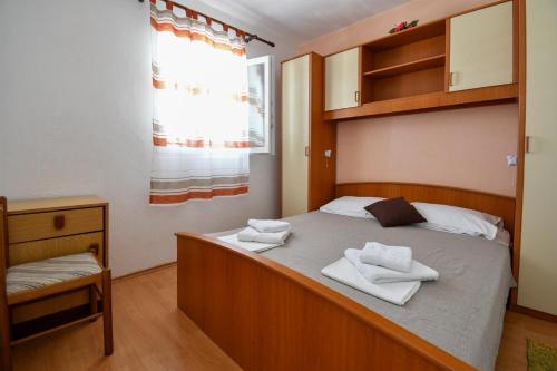 Posteľ alebo postele v izbe v ubytovaní Apartments by the sea Sevid, Trogir - 15404