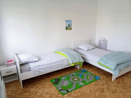 Un pat sau paturi într-o cameră la charmante maison près du centre ville