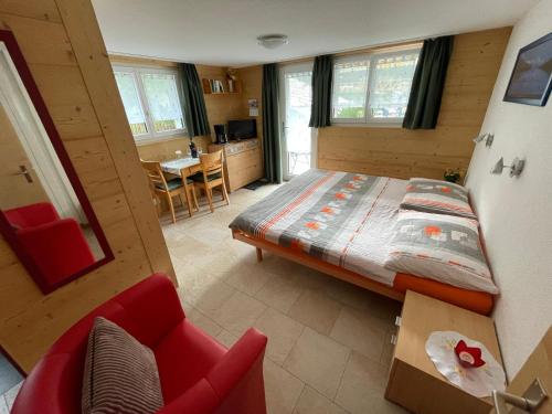 Chalet Kolibri في زيرمات: غرفة نوم صغيرة بها سرير ومطبخ