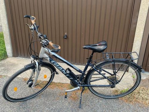 una bicicleta estacionada frente a un edificio en Ferienwohnung Lotte am Tennisplatz, en Görlitz