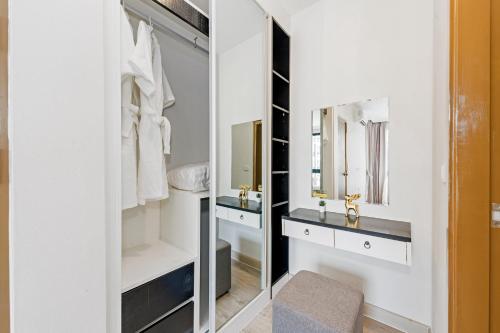 une salle de bain avec un miroir et un lavabo dans l'établissement Wyndham Phuket Airport, à Nai Yang Beach