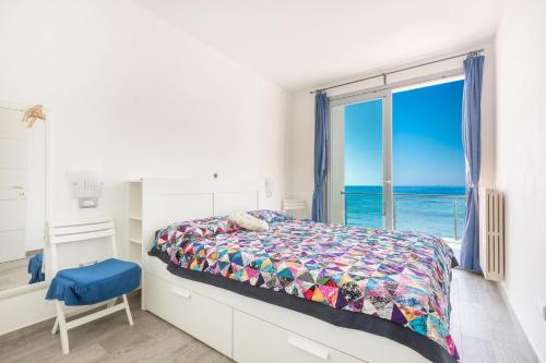 Schlafzimmer mit einem Bett und einem Fenster mit Meerblick in der Unterkunft Un sogno sul mare by BarbarHouse in Torre Pali 