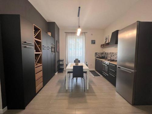 uma cozinha com uma mesa de jantar e um frigorífico em Civico63 em Agrigento