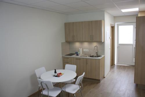 uma cozinha com mesa e cadeiras num quarto em AK Apartments em Akureyri