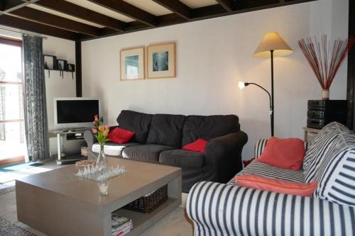 sala de estar con sofá y mesa de centro en Zeepolder I 38, en De Haan