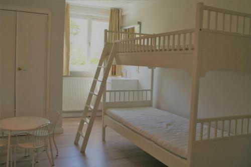 Summer Dream في دي هان: غرفة نوم بسريرين بطابقين وطاولة