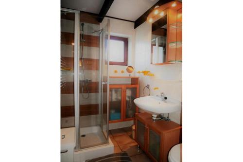 een badkamer met een wastafel en een douche bij Zeewind I 46 in Bredene