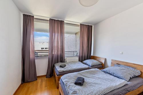 - une chambre avec 2 lits et une fenêtre dans l'établissement Good And Night, à Neuss