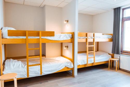 Habitación con literas en un albergue en Beau Sejour A1, en De Haan