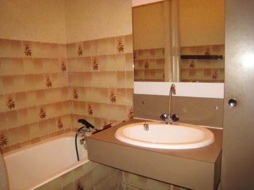 une salle de bain avec un lavabo et une baignoire dans l'établissement Studio cosy pour 4 pers, centre Alpe d'Huez, proche pistes, animaux OK, terrasse sud - FR-1-405-48, à L'Alpe-d'Huez