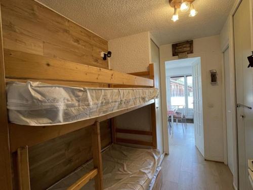 Cette chambre dispose de lits superposés. dans l'établissement Studio confortable au centre de l'Alpe d'Huez, près des pistes et commerces - 4 pers, terrasse sud - FR-1-405-123, à L'Alpe-d'Huez