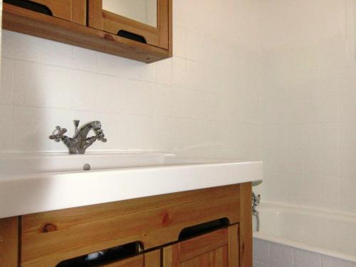 y baño con lavabo y bañera. en Appartement Huez, 1 pièce, 4 personnes - FR-1-405-123 en L'Alpe-d'Huez