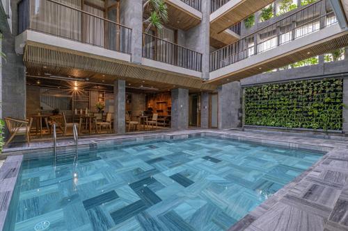 een groot zwembad in een gebouw bij Le Boutique Danang in Da Nang