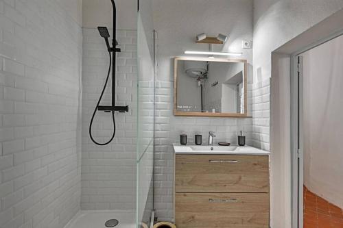 ein Bad mit einer Dusche und einem Waschbecken in der Unterkunft Le Pi-gnotte - Wi-fi - CENTRE VILLE in Avignon