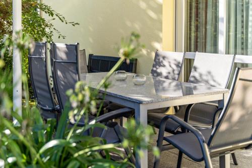 a table and chairs in a room with plants at Im Rosengarten in Zell am Harmersbach