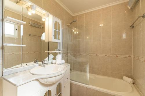 een badkamer met een wastafel, een douche en een bad bij Noite's House I - Prazeres in Prazeres