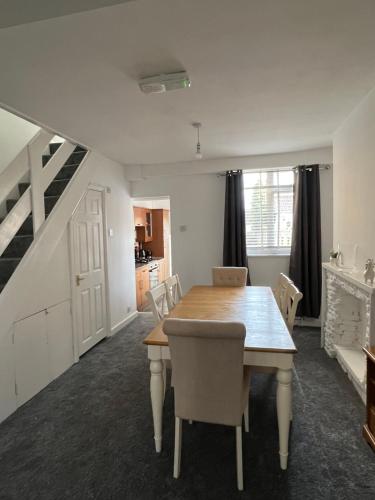 - une cuisine et une salle à manger avec une table et des chaises dans l'établissement Crown Road Apartment, à Kent