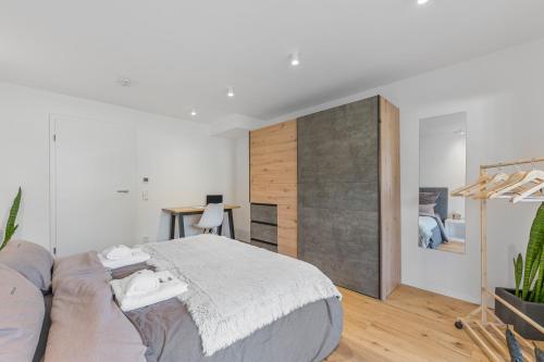 1 dormitorio con 1 cama grande y escritorio en NEU: Stylische Suite mit Netflix und Workspace en Böblingen