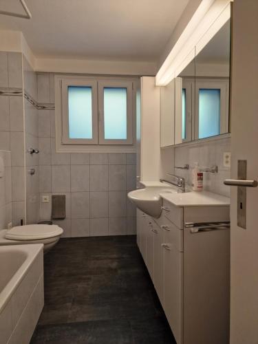 Ένα μπάνιο στο Apartment Via Surpunt - Giacometti - 5 Rooms