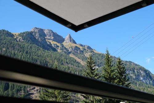 Vista generica sulle montagne o vista sulle montagne dall'interno dell'appartamento
