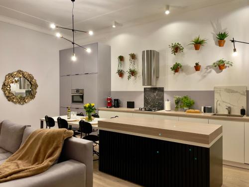 een keuken en een woonkamer met een bank en een tafel bij Spacious Apart in the Center- Main Square 300m in Wrocław