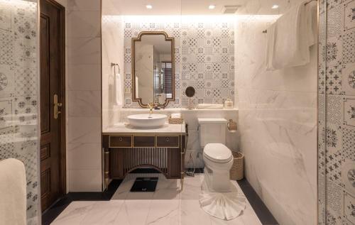 Ванная комната в CHINO@NIMMAN Luxury Boutique Hotel