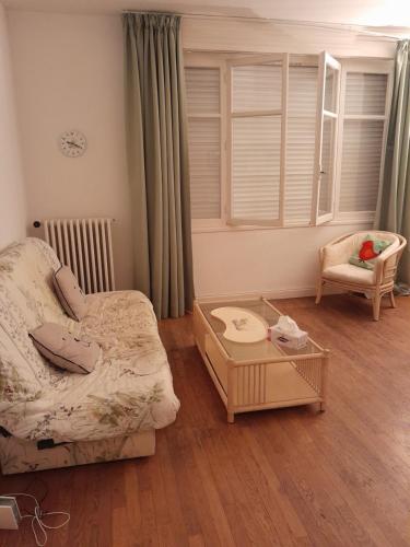 une chambre avec un lit, une table et une chaise dans l'établissement Georges Clémenceau Appartment Cannes, à Cannes
