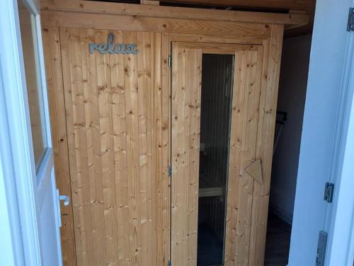 a wooden door with the words rosie on it at Ferienhaus Hanne Herrmann Hus in Esgrus
